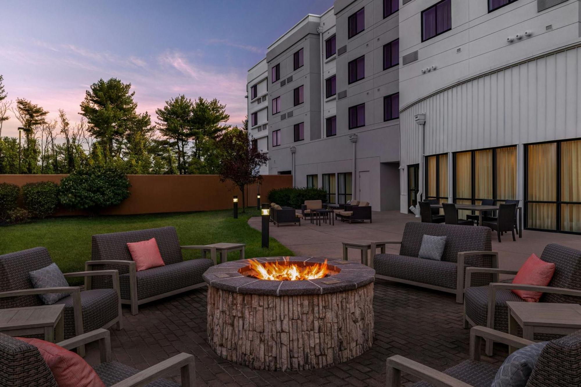 Courtyard Mt. Holly Westampton Hotel Exterior foto